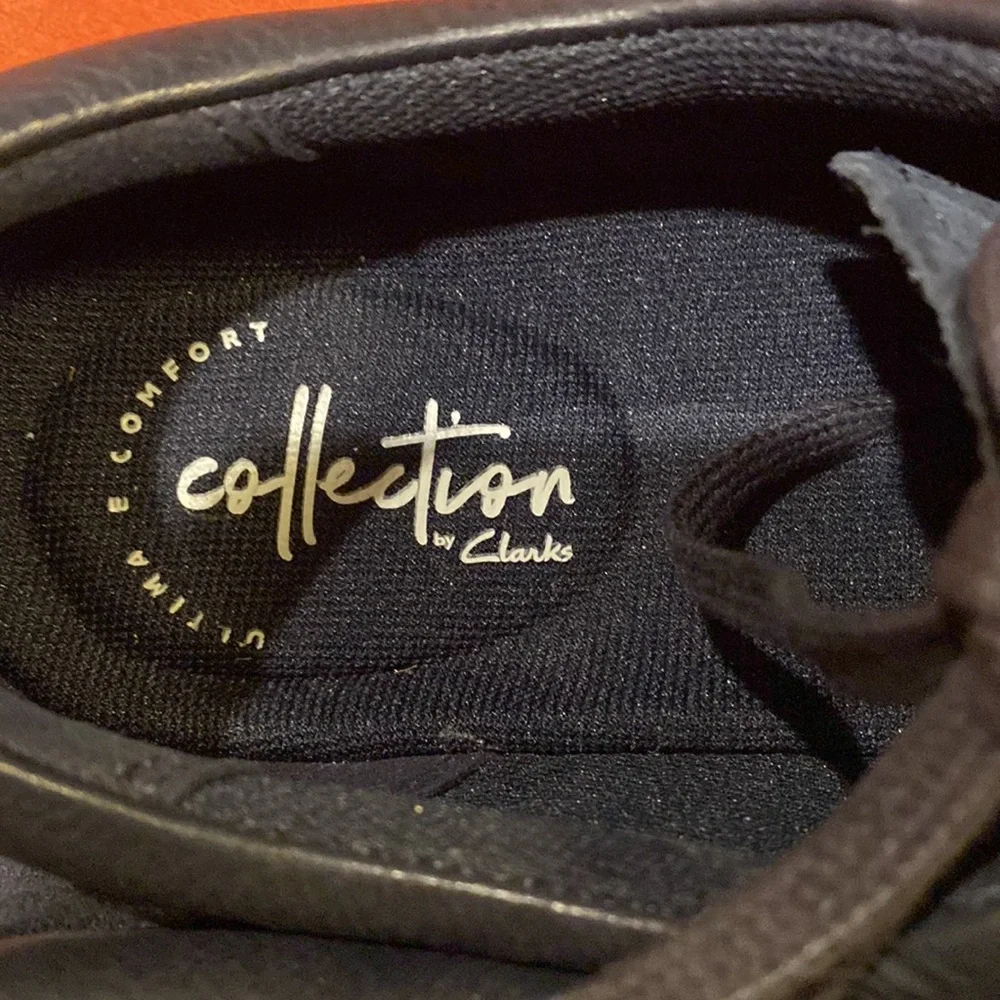 CLARKS  genuine leather navy blue shoes size 7.5